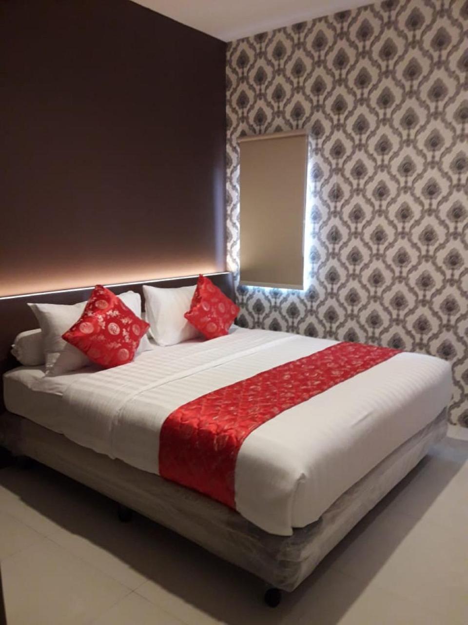 Fortune Front One Hotel Kendari Extérieur photo