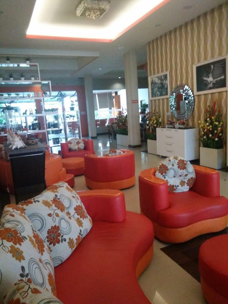 Fortune Front One Hotel Kendari Extérieur photo