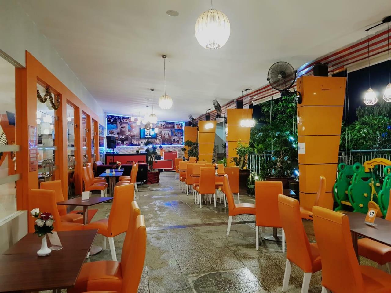 Fortune Front One Hotel Kendari Extérieur photo