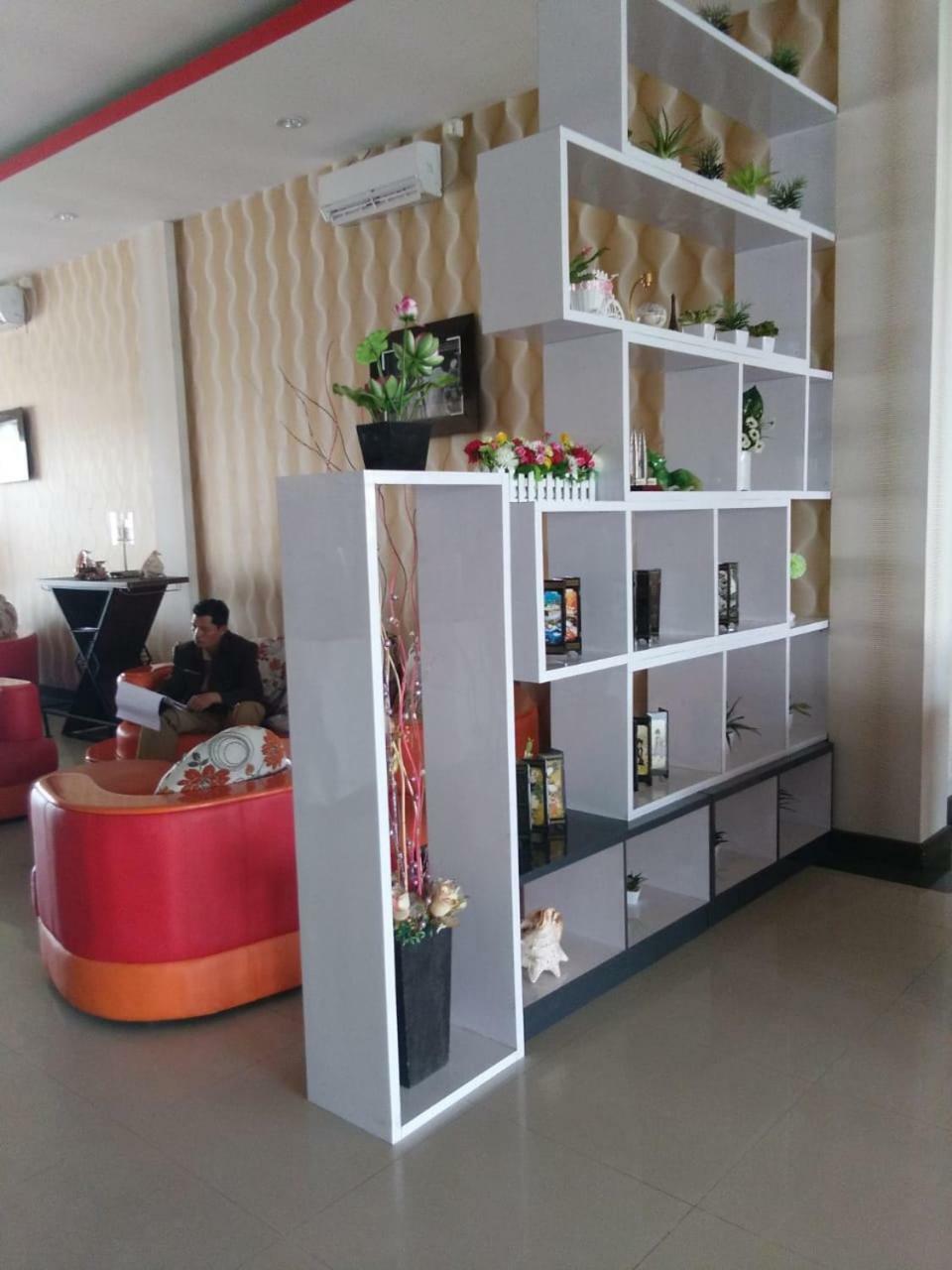 Fortune Front One Hotel Kendari Extérieur photo