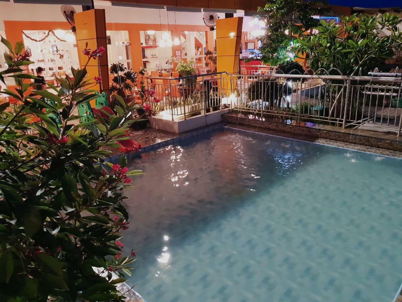 Fortune Front One Hotel Kendari Extérieur photo
