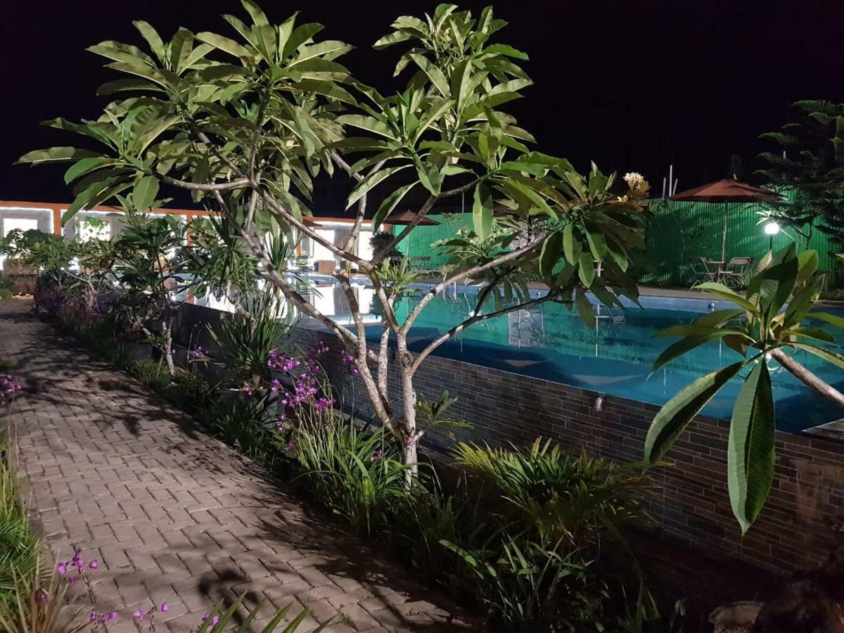 Fortune Front One Hotel Kendari Extérieur photo