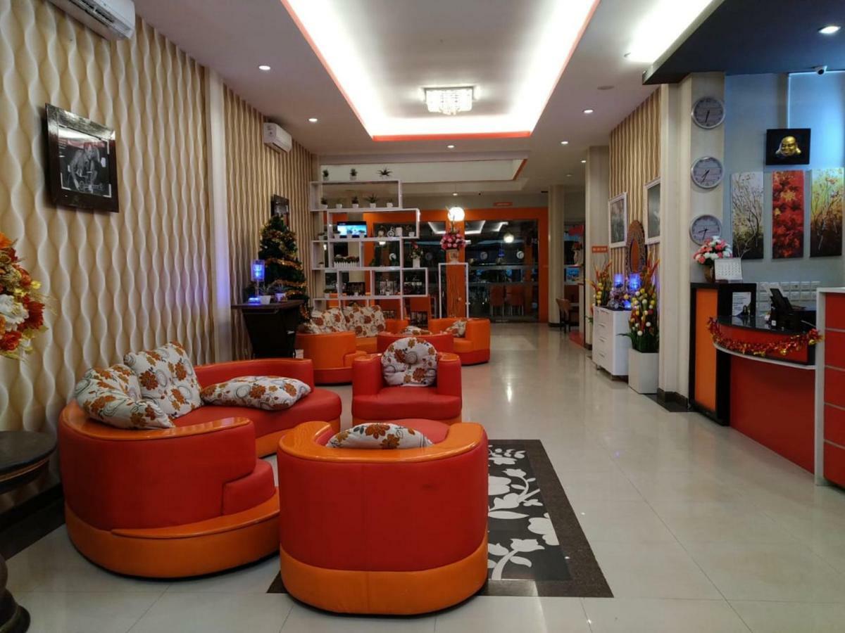 Fortune Front One Hotel Kendari Extérieur photo