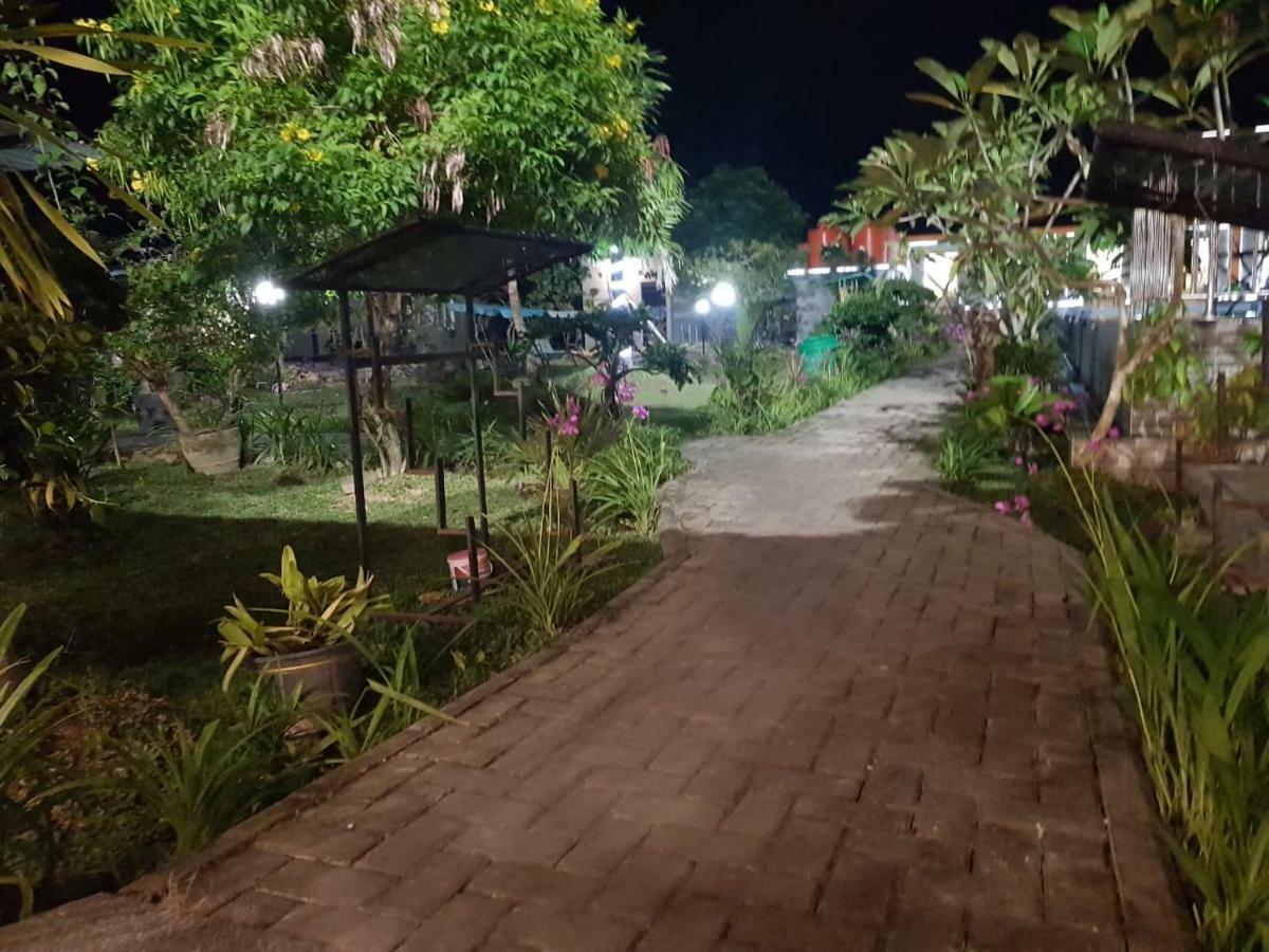 Fortune Front One Hotel Kendari Extérieur photo