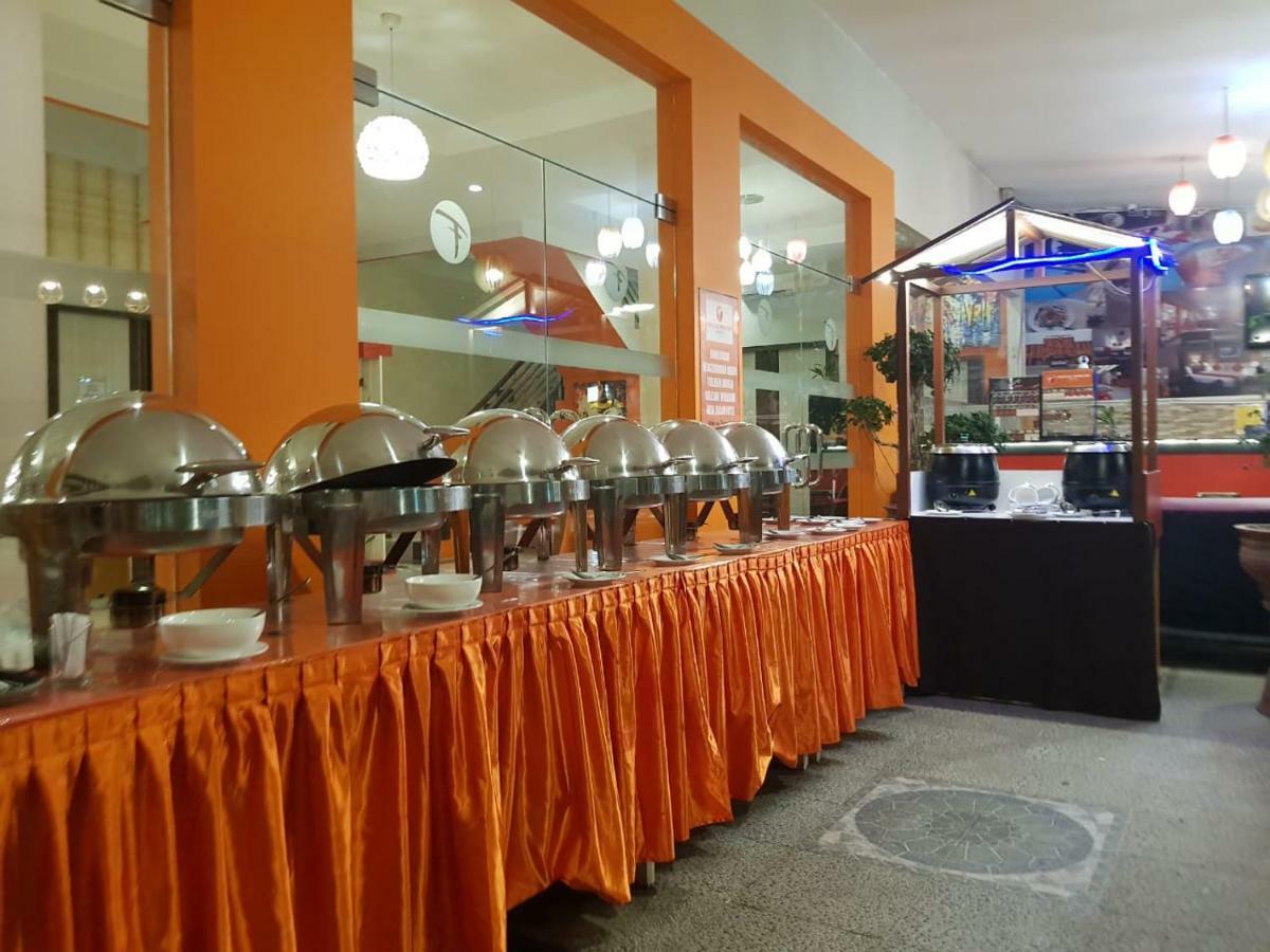 Fortune Front One Hotel Kendari Extérieur photo