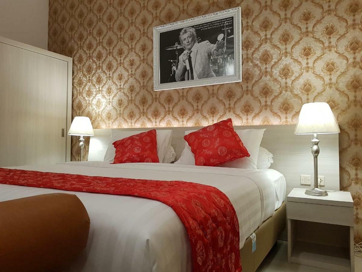 Fortune Front One Hotel Kendari Extérieur photo