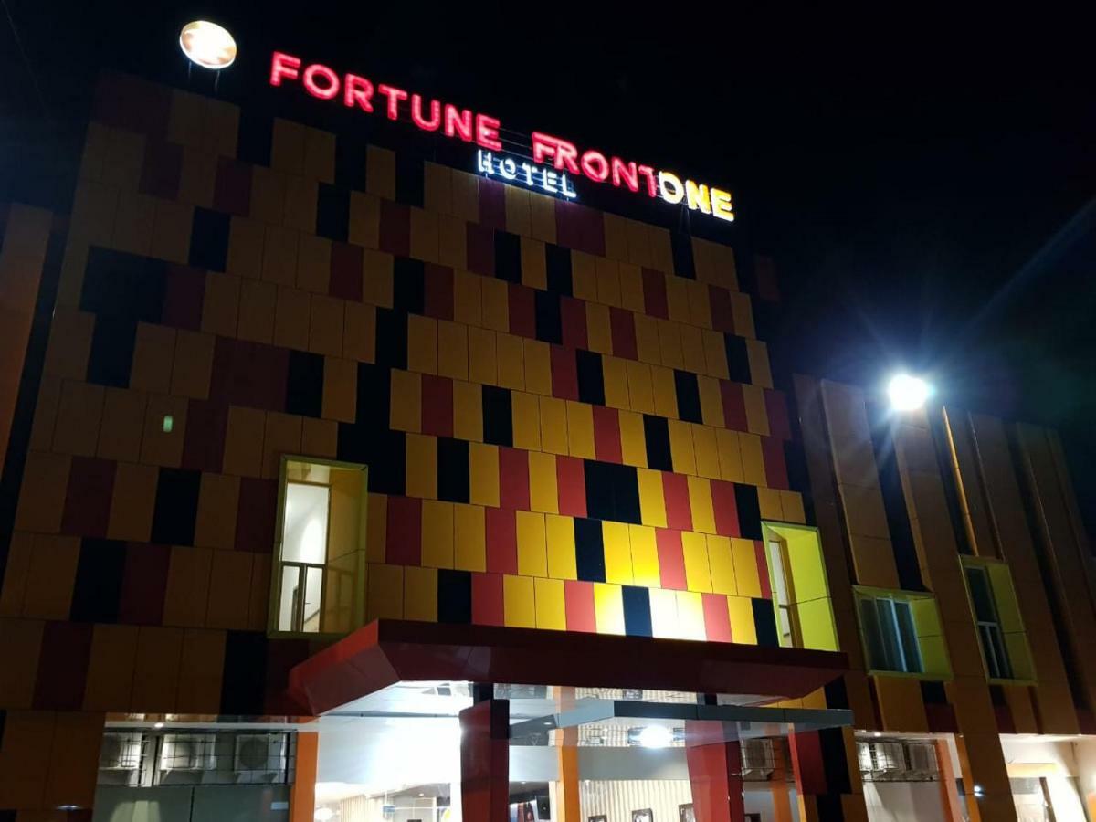 Fortune Front One Hotel Kendari Extérieur photo