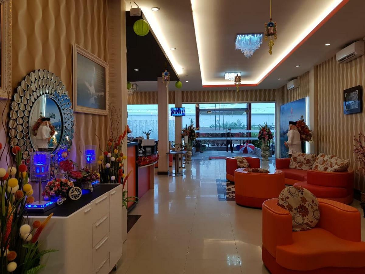 Fortune Front One Hotel Kendari Extérieur photo
