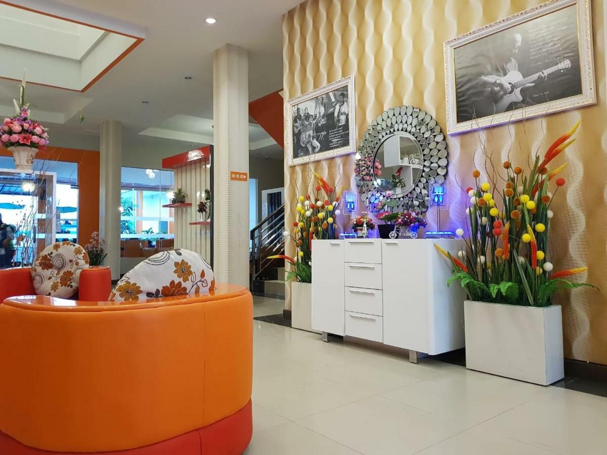 Fortune Front One Hotel Kendari Extérieur photo