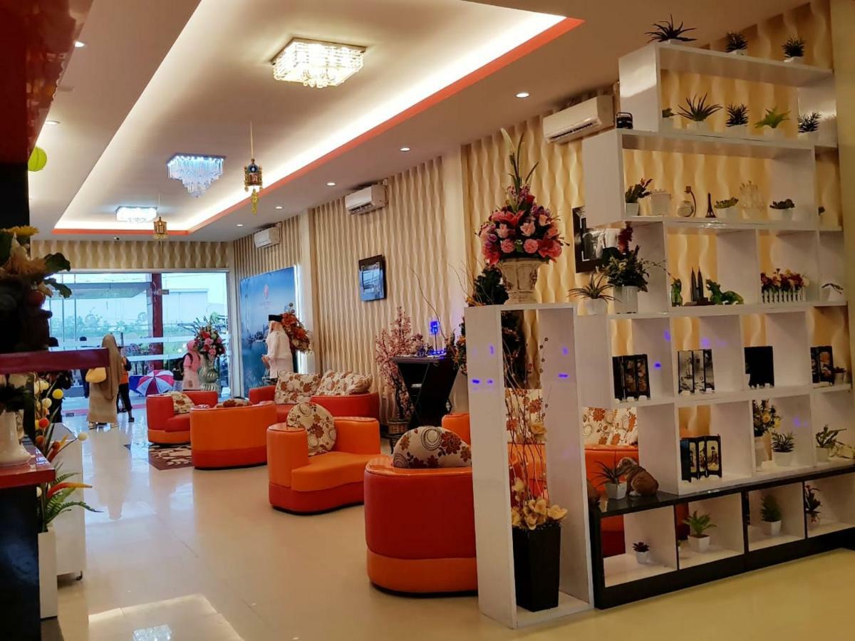 Fortune Front One Hotel Kendari Extérieur photo