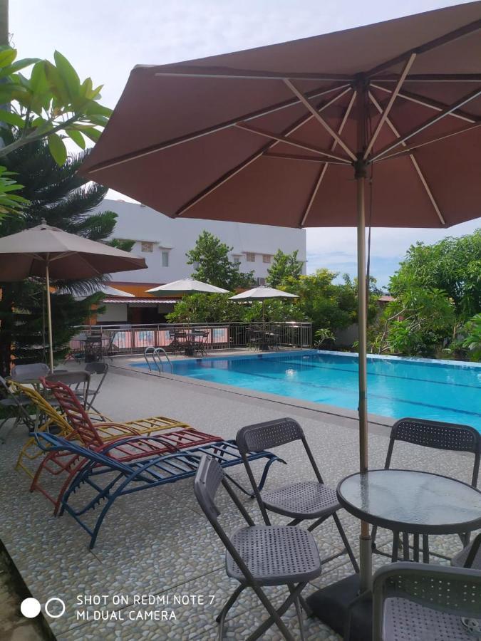 Fortune Front One Hotel Kendari Extérieur photo